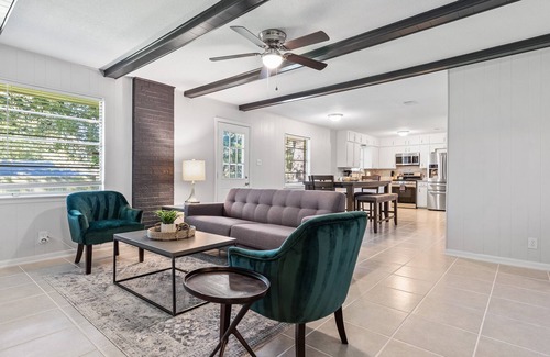 Hurst Casa | Charming Home Stylishly decorated - Great Location