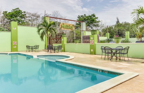 San Ignacio Casa | Casa moderna con piscina compartida, magníficas vistas y oportunidades de excursiones de un día.