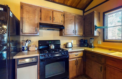 Summit Estates Cabina | ¡NUEVO LISTADO! Encantadora casa con cocina completa y estufa de leña, ¡minutos a pistas de esquí!
