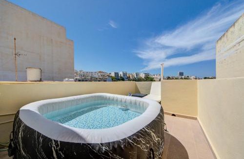 Il-Balluta Apartamento | Charming Home with Jacuzzi in St Julians