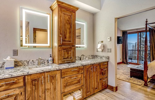 Quandary Village Casa | Charming home with mountain-view, fireplace, balcony, & washer/dryer