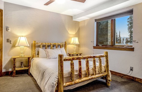 Quandary Village Casa | Charming home with mountain-view, fireplace, balcony, & washer/dryer