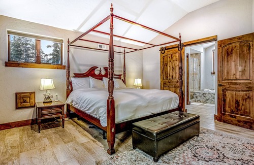 Quandary Village Casa | Charming home with mountain-view, fireplace, balcony, & washer/dryer