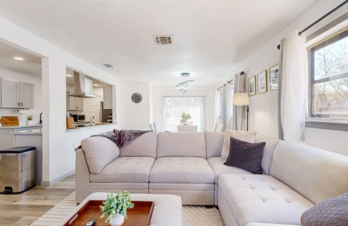 Shearer Hills - Ridgeview Casa | Charming home with grill & outdoor hangout - close to River Walk