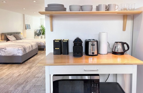 Crown Heights Apartamento | Charming hotel-like studio in Brooklyn with private backyard.