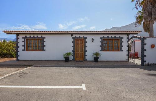 Buenavista del Norte Casa | Charming house in Buenavista del Norte with shared pool