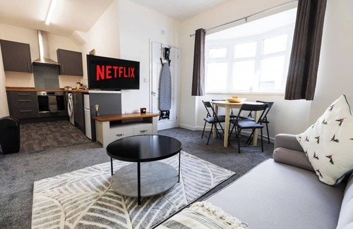 Redcar Casa | Charming House 3 minute's walk to the beach Free Parking Smart TV Wifi