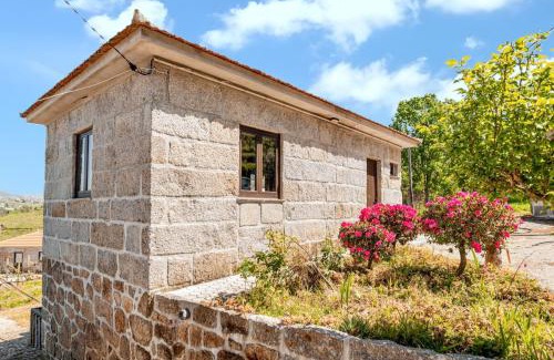 Castelo de Paiva Casa | Charming House in Fornos with shared pool