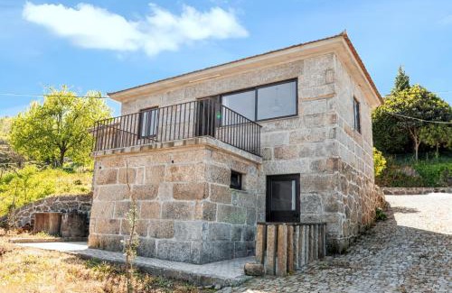 Castelo de Paiva Casa | Charming House in Fornos with shared pool