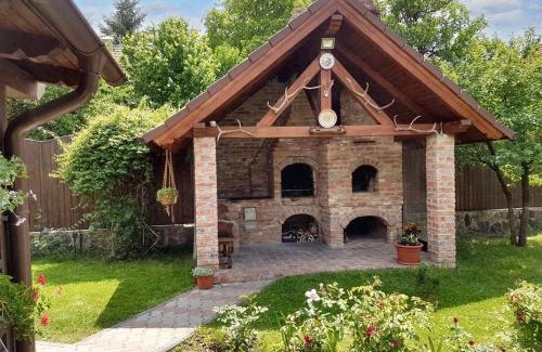 Brasov Casa | Charming House in Săcele with Garden View + BBQ