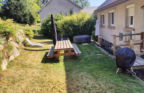 Salers Casa | Charming house very close to the village center