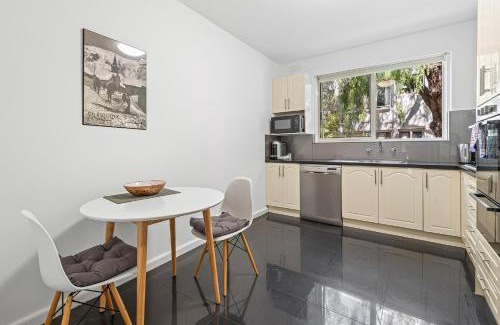 Toorak Apartamento | Charming Inner-City Stay- Space, Style & Location
