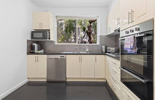 Toorak Apartamento | Charming Inner-City Stay- Space, Style & Location