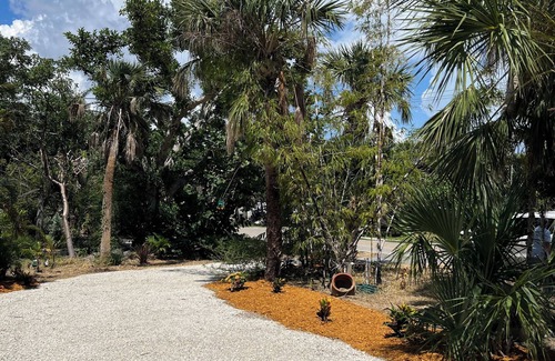 Sanibel Casa | Acogedora casa de campo 2 BR / 1 BA a pocos pasos de la playa (para 4)