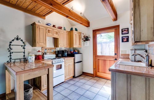 Eugene Casa | Italian Villa Guest Home 3 Miles to UO & Autzen Near Wine Country