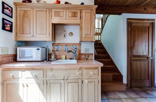 Eugene Casa | Italian Villa Guest Home 3 Miles to UO & Autzen Near Wine Country