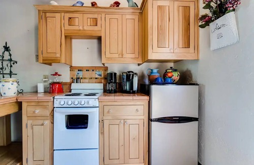 Eugene Casa | Italian Villa Guest Home 3 Miles to UO & Autzen Near Wine Country