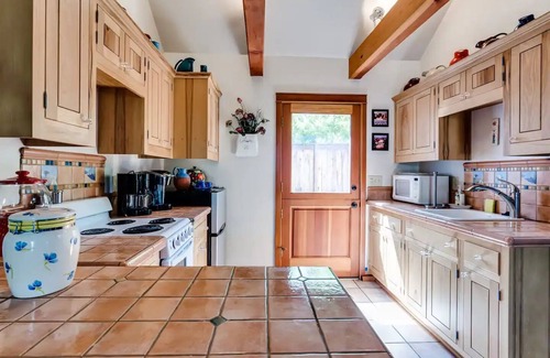 Eugene Casa | Italian Villa Guest Home 3 Miles to UO & Autzen Near Wine Country