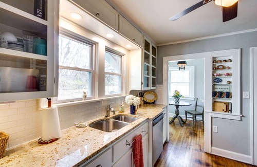 South Kansas City Cabaña | Charming Kansas City Cottage 5 Mi to Downtown