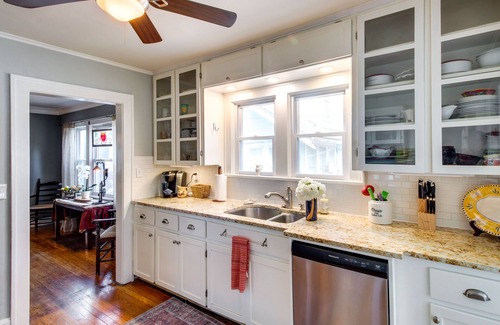 South Kansas City Cabaña | Charming Kansas City Cottage 5 Mi to Downtown