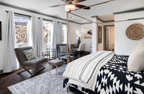 Parkville Apartamento | Charming King Studio on Mainstreet | Walk To Shops