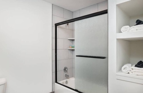 Parkville Apartamento | Charming King Studio on Mainstreet | Walk To Shops