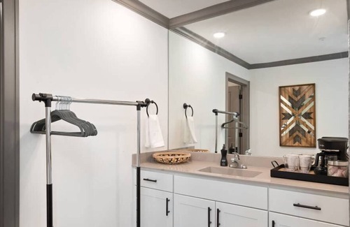 Parkville Apartamento | Charming King Studio on Mainstreet | Walk To Shops