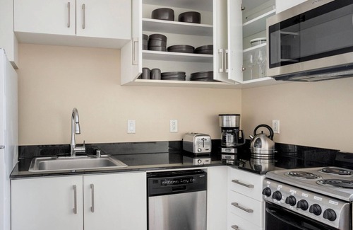 Rampart Village Apartamento | Charming Koreatown Studio w/ Lounge & Gym, nr Metro, by Blueground