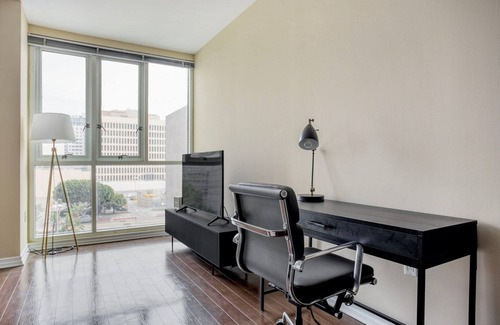 Rampart Village Apartamento | Charming Koreatown Studio w/ Lounge & Gym, nr Metro, by Blueground