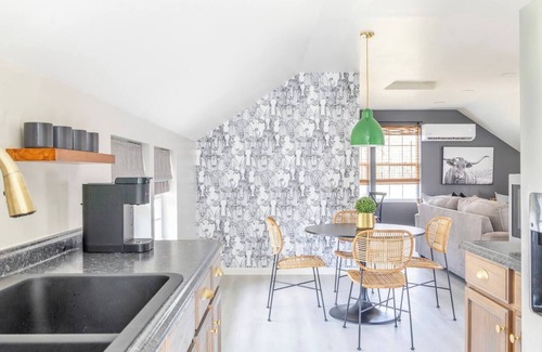La Grange Casa | Charming La Grange Escape Sleeps 17 | Next to Ice Plant Wedding Venue