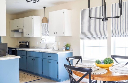 La Grange Casa | Charming La Grange Escape Sleeps 17 | Next to Ice Plant Wedding Venue