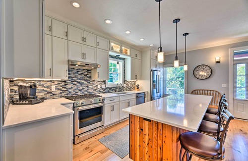 North East Casa | Charming Lake Erie Getaway: Walk to Beach!