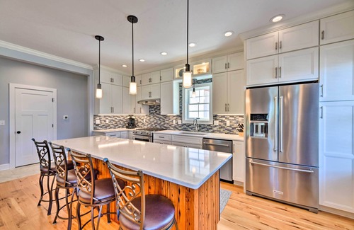 North East Casa | Charming Lake Erie Getaway: Walk to Beach!