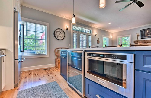 North East Casa | Charming Lake Erie Getaway: Walk to Beach!