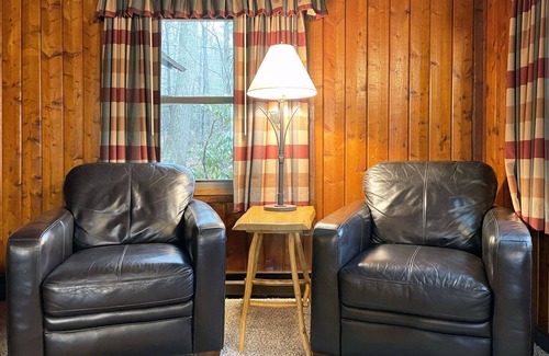 Reeders Cabina | Charming Lake Front Log Cabin with Fire Pit in the Poconos