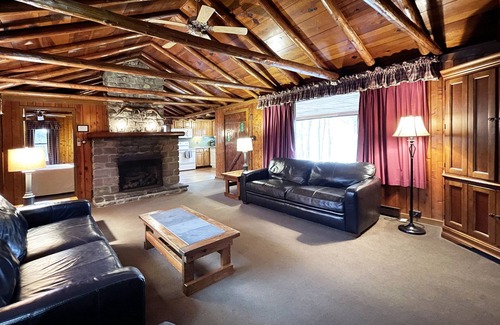 Reeders Cabina | Charming Lake Front Log Cabin with Fire Pit in the Poconos