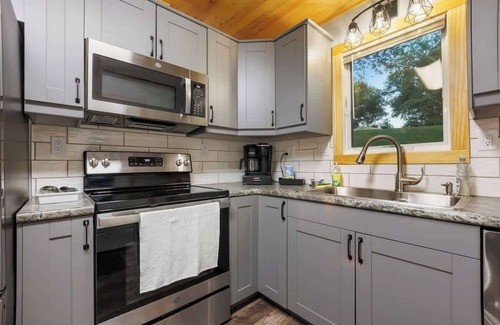 Estelline Casa | Charming Lake House, Hot Tub, Sauna, Private Dock