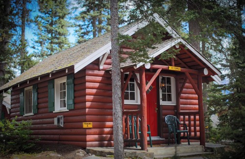 Lake Louise Cabina | Charming Lake Louise Cabin | Fireplace Retreat