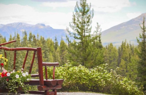Lake Louise Cabina | Charming Lake Louise Cabin | Fireplace Retreat
