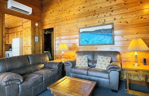 Reeders Cabina | Charming Lake View Cabin in the Poconos on Private Resort