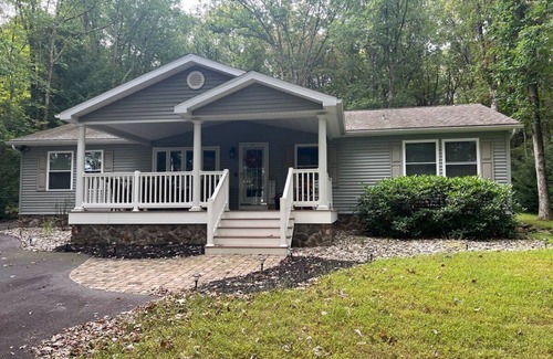 Jim Thorpe Casa | Charming Lake Villa with Hot Tub and Gazeebo