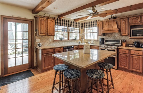 Lakeville Casa | Charming LAKEFRONT 4-bedroom 3 bath house with kayaks, paddleboards, WiFi and AC