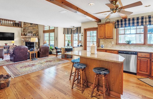 Lakeville Casa | Charming LAKEFRONT 4-bedroom 3 bath house with kayaks, paddleboards, WiFi and AC