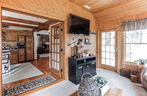 Lakeville Casa | Charming LAKEFRONT 4-bedroom 3 bath house with kayaks, paddleboards, WiFi and AC