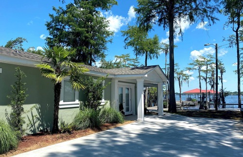 White Lake Cabaña | Charming Lakeside 3-bedroom cottage in awesome White Lake with AC, WiFi