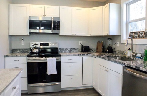 Leicester Casa | Charming Leicester 3BR Bungalow + Firepit