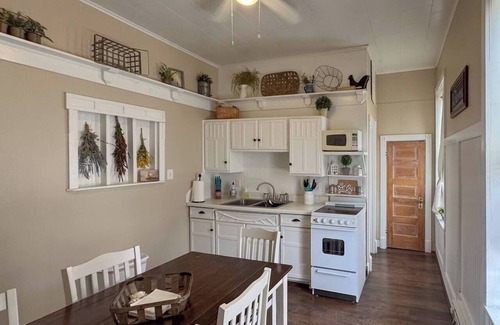 Nauvoo Apartamento | Charming Loft with Art Gallery, Steps from Temple