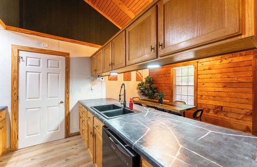 Heber Springs Cabina | Charming Log Cabin Retreat - Minutes from fly fishing!