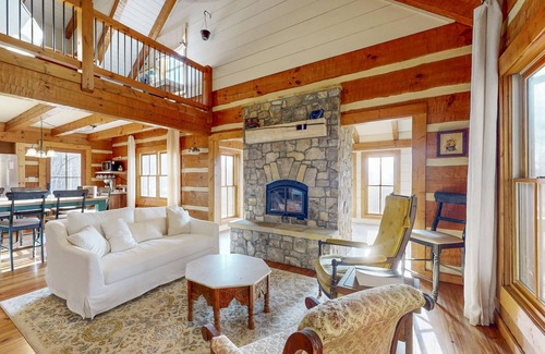 Sylva Cabina | Charming Log Cabin with Long Range Views, Wifi, and Private Hot Tub