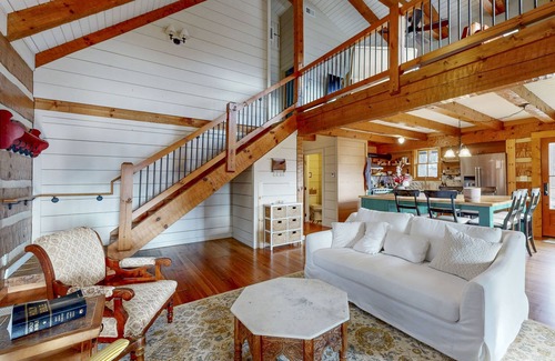 Sylva Cabina | Charming Log Cabin with Long Range Views, Wifi, and Private Hot Tub